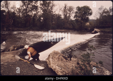 Les MEMBRES DU CLUB ENTREPRISES DE QUILLE SONT CONÇUES À PARTIR DU PONT SUR LA ROUTE DE L'IRA COMME ILS PAGAYER SUR LA RIVIÈRE CUYAHOGA AU NORD D'Akron. 068 Banque D'Images