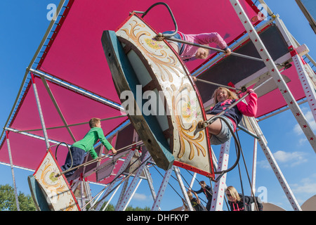 NIEUWEHORNE, Pays-Bas - SEP 28 : Juste avec inconnu enfants lors d'une balançoire en bois lors de la fête agricole Flaeijel Banque D'Images