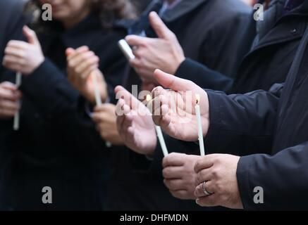 Berlin, Allemagne. 09Th Nov, 2013. De nombreux visiteurs prennent part à la réminiscence de la chute du Mur de Berlin il y a 24 ans à Berlin, Allemagne, 09 novembre 2013. Photo : STEPHANIE PILICK/dpa/Alamy Live News Banque D'Images