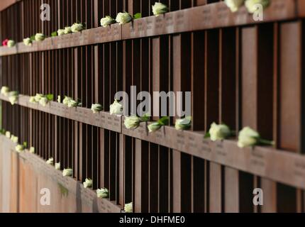 Berlin, Allemagne. 09Th Nov, 2013. Des roses blanches sont déposées au mémorial du mur en souvenir de la chute du Mur de Berlin il y a 24 ans à Berlin, Allemagne, 09 novembre 2013. Photo : STEPHANIE PILICK/dpa/Alamy Live News Banque D'Images