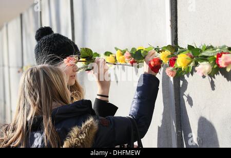 Berlin, Allemagne. 09Th Nov, 2013. Roses coincé dans un fossé du mémorial du mur de Berlin à Berlin, Allemagne, 09 novembre 2013. Photo : STEPHANIE PILICK/dpa/Alamy Live News Banque D'Images