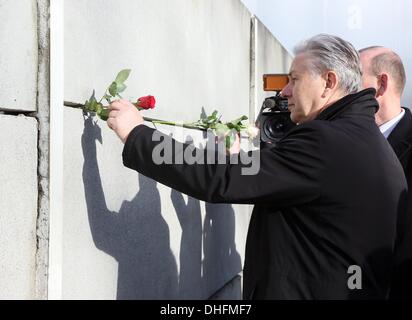 Berlin, Allemagne. 09Th Nov, 2013. Le maire de Berlin Klaus Wowereit colle une rose dans un vide du mémorial du mur de Berlin à Berlin, Allemagne, 09 novembre 2013. Photo : STEPHANIE PILICK/dpa/Alamy Live News Banque D'Images