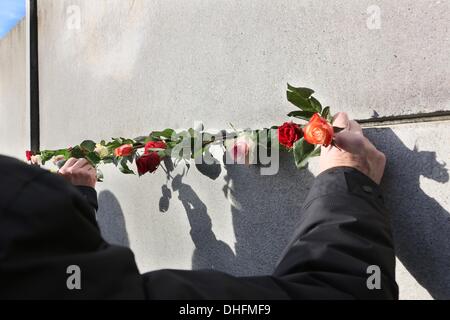 Berlin, Allemagne. 09Th Nov, 2013. Roses coincé dans un fossé du mémorial du mur de Berlin à Berlin, Allemagne, 09 novembre 2013. Photo : STEPHANIE PILICK/dpa/Alamy Live News Banque D'Images