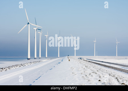 Longue rangée d'éoliennes dans un paysage d'hiver Banque D'Images