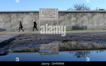 Un mur de Berlin à l'ensemble de film à Babelsberg Potsdam, Allemagne 09 novembre 2013. Il y a 24 ans de la chute du Mur de Berlin après de nombreuses protestations et des exodes massifs. Photo : RALF HIRSCHBERGER Banque D'Images