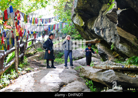 Membarthso,Lac brûlant des drapeaux de prières sur pont et rivière, endroit sacré pour les bouddhistes en pèlerinage,,Bhoutan Bumthang Banque D'Images