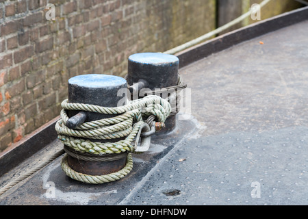 Corde à l'acier bollard sur le pont du navire Banque D'Images