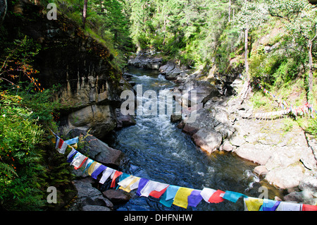 Membarthso,Lac brûlant des drapeaux de prières sur pont et rivière, endroit sacré pour les bouddhistes en pèlerinage,,Bhoutan Bumthang Banque D'Images