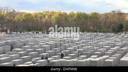 Berlin, Allemagne. 09Th Nov, 2013. Les visiteurs marchent autour de l'Holocauste à Berlin, Allemagne, 09 novembre 2013. Ce week-end la Nuit de cristal est reminiscened avec de nombreux événements. Photo : STEPHANIE PILICK/dpa/Alamy Live News Banque D'Images