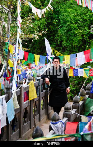 Membarthso,Lac brûlant des drapeaux de prières sur pont et rivière, endroit sacré pour les bouddhistes en pèlerinage,,Bhoutan Bumthang Banque D'Images