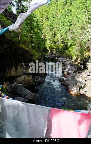 Membarthso,Lac brûlant des drapeaux de prières sur pont et rivière, endroit sacré pour les bouddhistes en pèlerinage,,Bhoutan Bumthang Banque D'Images