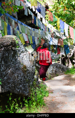 Membarthso,Lac brûlant des drapeaux de prières sur pont et rivière, endroit sacré pour les bouddhistes en pèlerinage,,Bhoutan Bumthang Banque D'Images