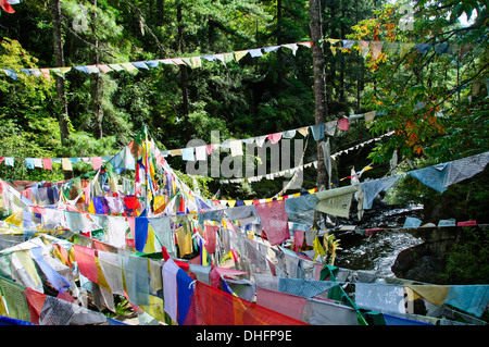 Membarthso,Lac brûlant des drapeaux de prières sur pont et rivière, endroit sacré pour les bouddhistes en pèlerinage,,Bhoutan Bumthang Banque D'Images