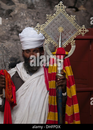 Prêtre orthodoxe éthiopienne holding cross Banque D'Images