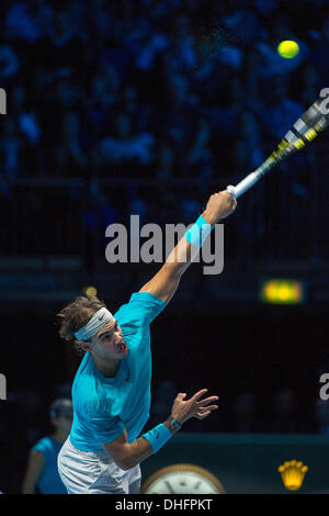 Londres, Royaume-Uni. 05Th Nov, 2013. Rafael Nadal [ESP] sert pendant son match contre Tomas Berdych [CZE] le jour 5 de l'ATP World Tour Finals 2013 Tournoi de tennis, à l'O2 Arena de Londres. © Plus Sport Action/Alamy Live News Banque D'Images