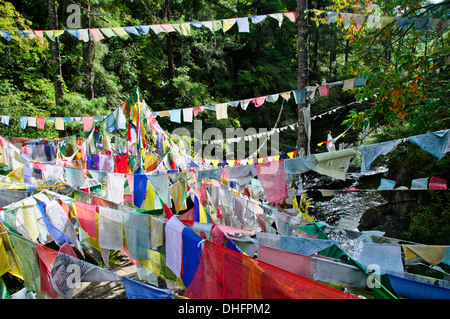 Membarthso,Lac brûlant des drapeaux de prières sur pont et rivière, endroit sacré pour les bouddhistes en pèlerinage,,Bhoutan Bumthang Banque D'Images