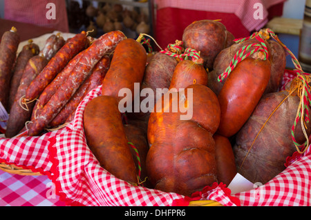 Sobrasada espagnol traditionnel avec des saucisses d'autres variétés à l'échoppe de marché Banque D'Images