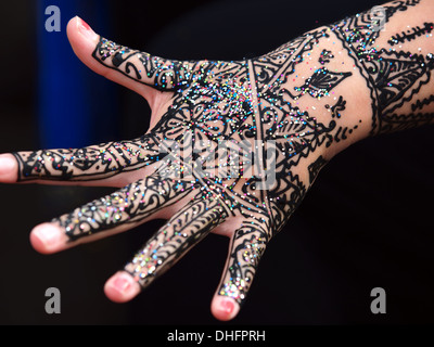 Image montrant la main d'un indien isolé mariée avec des herbes médicinales heena. Banque D'Images