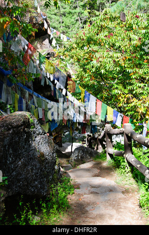 Membarthso,Lac brûlant des drapeaux de prières sur pont et rivière, endroit sacré pour les bouddhistes en pèlerinage,,Bhoutan Bumthang Banque D'Images