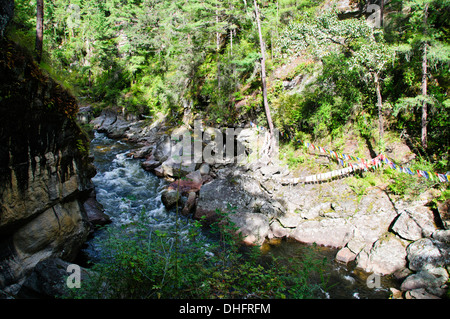 Membarthso,Lac brûlant des drapeaux de prières sur pont et rivière, endroit sacré pour les bouddhistes en pèlerinage,,Bhoutan Bumthang Banque D'Images