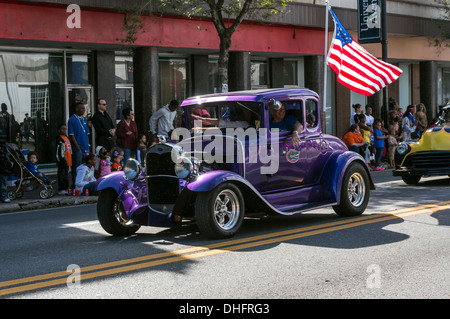 Purple 1932 cinq Ford hotrod la pate dans l'Université de Floride 2013 Homecoming Parade à Gainesville, Floride, USA. Banque D'Images