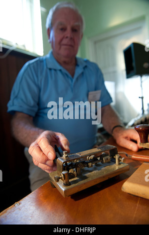 L'homme de l'exploitation d'un Simplex antique semi-automatique à angle droit automatique de code morse transmettant clé bug Banque D'Images