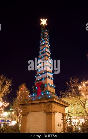 Santa Fe Plaza obélisque et de lumières de Noël, Nouveau Mexique USA Banque D'Images