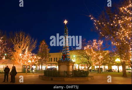 Santa Fe Plaza et les lumières de Noël, Nouveau Mexique USA Banque D'Images