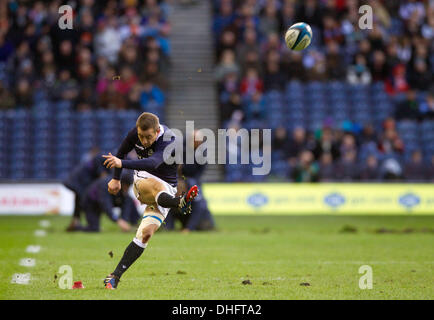 Edimbourg, Ecosse. 09Th Nov, 2013. Scotland's Greig Laidlaw marque un mort au cours de l'automne Viagogo jeu international entre l'Ecosse et le Japon à partir de l'Action Crédit : Murrayfield Plus Sport/Alamy Live News Banque D'Images