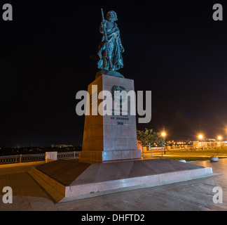 Monument aux fondateurs de la ville d'Irkoutsk, de nuit, sur les rives de la rivière Angara à Irkoutsk. Banque D'Images