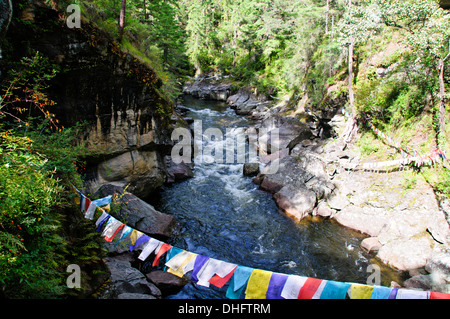 Membarthso,Lac brûlant des drapeaux de prières sur pont et rivière, endroit sacré pour les bouddhistes en pèlerinage,,Bhoutan Bumthang Banque D'Images