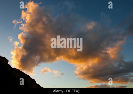 Nuages inhabituels au coucher du soleil sur les falaises à Cromer Norfolk en Angleterre Banque D'Images