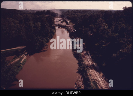 La rivière Cuyahoga avec de l'eau détournée qui se jette dans l'ancien canal Ohio-Érié, à côté d'un train à vapeur en circulation pendant le week-end. Banque D'Images