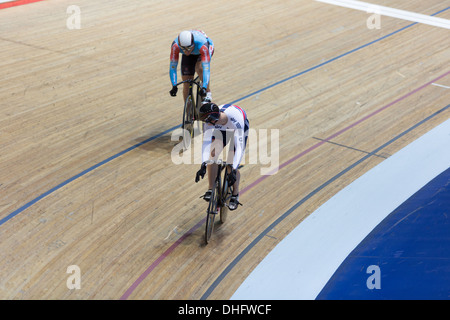 Matthew Crampton (GBR) conduit Peter Lewis (JAY) à Mens sprint final 2013 1/8 Manchester. Banque D'Images
