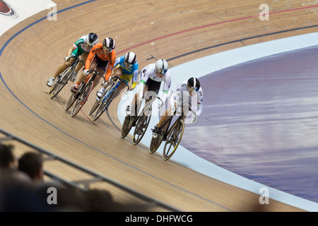 Rebecca James mène à la dernière ligne droite pour gagner le premier tour du Keirin femmes chaleur lors de la Coupe du Monde de Cyclisme sur Piste UCI M Banque D'Images