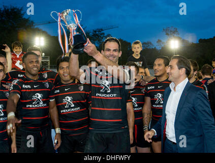 Hong Kong, Chine. 09Th Nov, 2013. Natixis Rugby Cup Hong Kong 2013. Grégory Lamboley capitaine soulève jusqu'tasse-équipes françaises Racing Metro 92 vs Stade Toulousain. Stade d'Aberdeen. Date-09.11.13 9 novembre 2013 Credit : Jayne Russell/Alamy Live News Banque D'Images