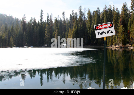 Danger de la glace mince signe sur un lac gelé à l'extérieur semi Montecito Sequoia Lodge, Sequoia National Park, Californie, USA. Banque D'Images