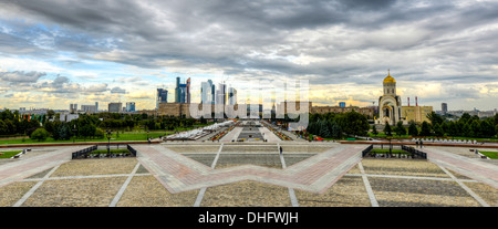 Vue depuis la colline Poklonnaya à Victory Park, Moscou, Russie. Vue de la ville de Moscou en construction et l'église Saint George. Banque D'Images