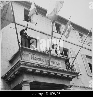 Le général Charles de Gaulle s’adresse aux habitants de Cherbourg depuis le balcon de l’Hôtel de ville, marquant un moment clé lors de sa visite en France après la seconde Guerre mondiale. Banque D'Images