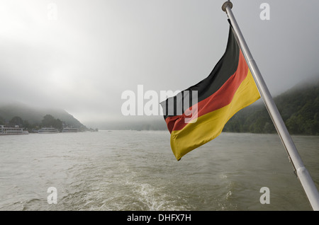 Drapeau allemand sur la poupe d'un navire naviguant sur le Rhin Banque D'Images