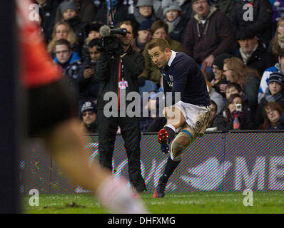 Edimbourg, Ecosse. 09Th Nov, 2013. Les scores de l'Ecosse Greig Laidlaw la conversion au cours de l'automne Viagogo jeu international entre l'Ecosse et le Japon à partir de l'Action Crédit : Murrayfield Plus Sport/Alamy Live News Banque D'Images