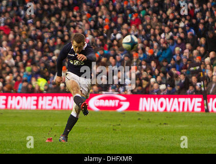 Edimbourg, Ecosse. 09Th Nov, 2013. Scotland's Greig Laidlaw marque un pendant la conversion Viagogo International Automne match entre l'Ecosse et le Japon : Action Crédit de Murrayfield Plus Sport/Alamy Live News Banque D'Images