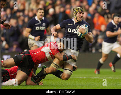 Edimbourg, Ecosse. 09Th Nov, 2013. Ecosse de Kelly Brown est abordé au cours de l'automne Viagogo jeu international entre l'Ecosse et le Japon à partir de l'Action Crédit : Murrayfield Plus Sport/Alamy Live News Banque D'Images