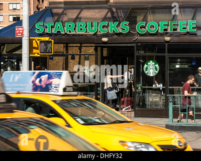 Café Starbucks à la devanture, Astor Place NYC Banque D'Images