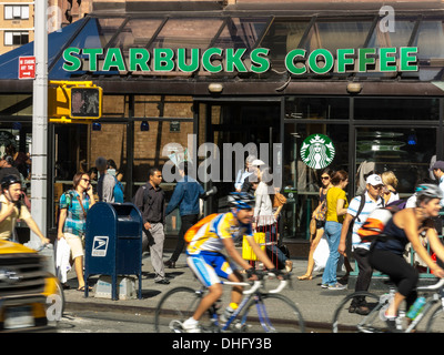 Café Starbucks à la devanture, Astor Place NYC Banque D'Images