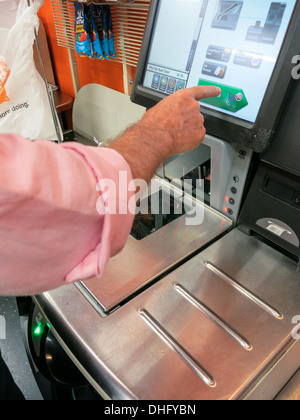 L'homme utilise l'auto automatique Check-out, Home Depot, NEW YORK, USA Banque D'Images