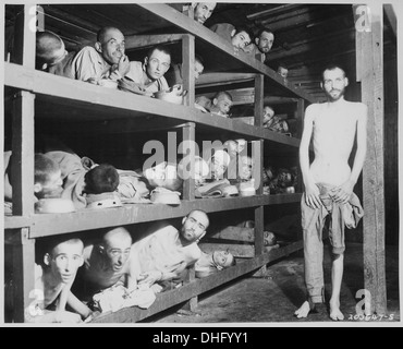 Ce sont des travailleurs forcés dans le camp de concentration de Buchenwald près de Jena, beaucoup sont morts de malnutrition lorsque U.S. troo 535560 Banque D'Images