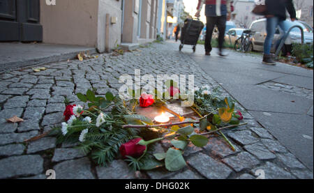 Berlin-Pankow, Allemagne. 09Th Nov, 2013. Stolpersteine, petites plaques sur le trottoir commémorant les victimes de l'Holocauste sont décorées à l'occasion du pogrom nuit en 1938 à Berlin-Pankow, Allemagne, 09 novembre 2013. Il y a 75 ans, dans la nuit entre le 9 et 10 novembre 1938, de nombreux commerces juifs et synagogs ont été détruits en pogrom. Photo : Joerg Carstensen/dpa/Alamy Live News Banque D'Images