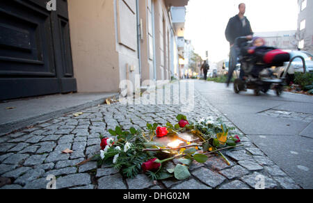 Berlin-Pankow, Allemagne. 09Th Nov, 2013. Stolpersteine, petites plaques sur le trottoir commémorant les victimes de l'Holocauste sont décorées à l'occasion du pogrom nuit en 1938 à Berlin-Pankow, Allemagne, 09 novembre 2013. Il y a 75 ans, dans la nuit entre le 9 et 10 novembre 1938, de nombreux commerces juifs et synagogs ont été détruits en pogrom. Photo : Joerg Carstensen/dpa/Alamy Live News Banque D'Images