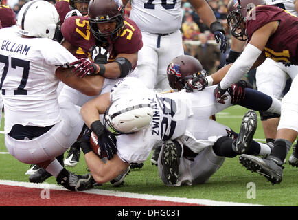 Minneapolis, MN, USA. Nov 9, 2013. 9 novembre 2013 : Penn State Zach running back (Zwinak 28 plongées) à travers la ligne de but pour un touché lors de la NCAA football match entre l'Université du Minnesota Gophers et la Penn State Nittany Lions au TCF Bank Stadium à Minneapolis, Minnesota. Credit : csm/Alamy Live News Banque D'Images